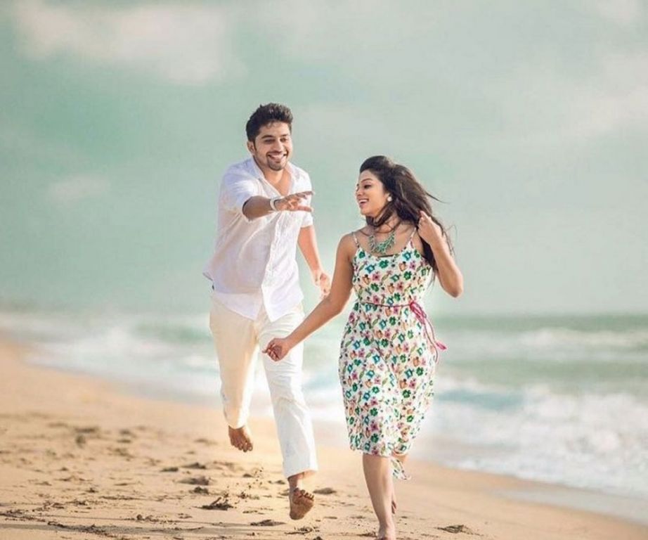 Beach Pre-Wedding Poses